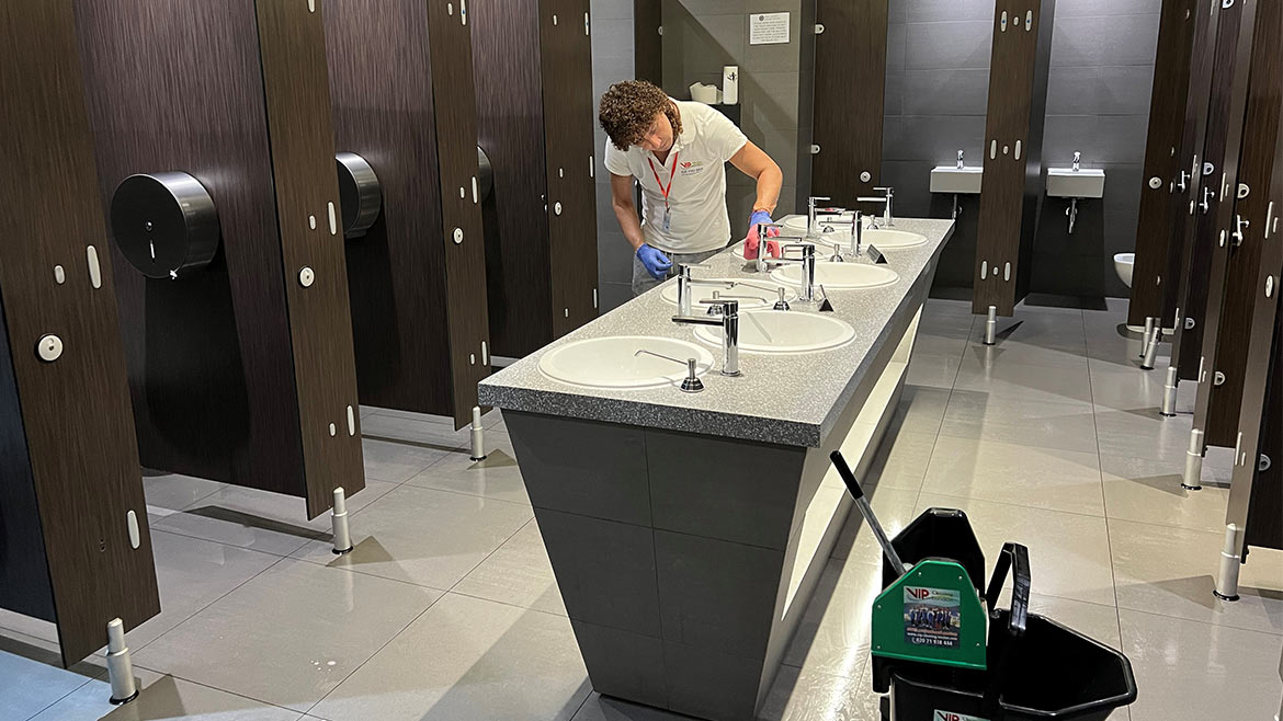 deep washroom cleaning services