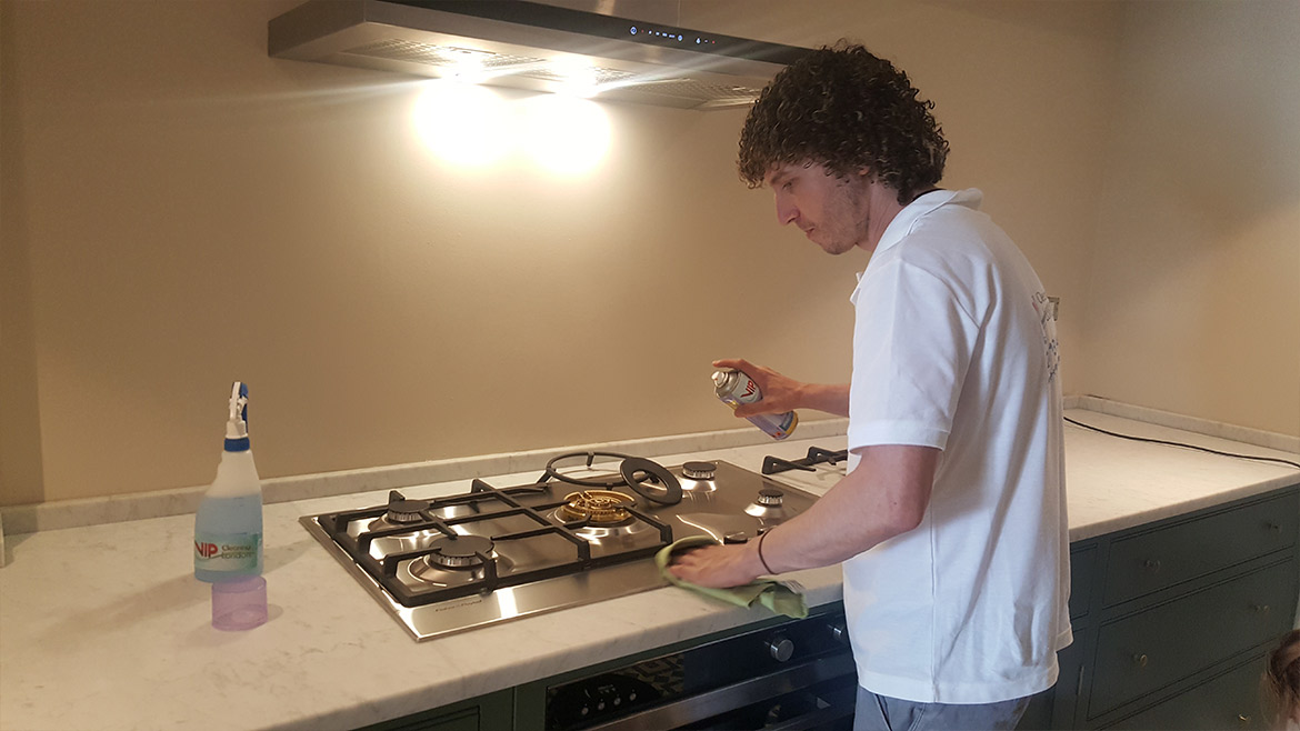 Disassembly of a gas hob and cleaning