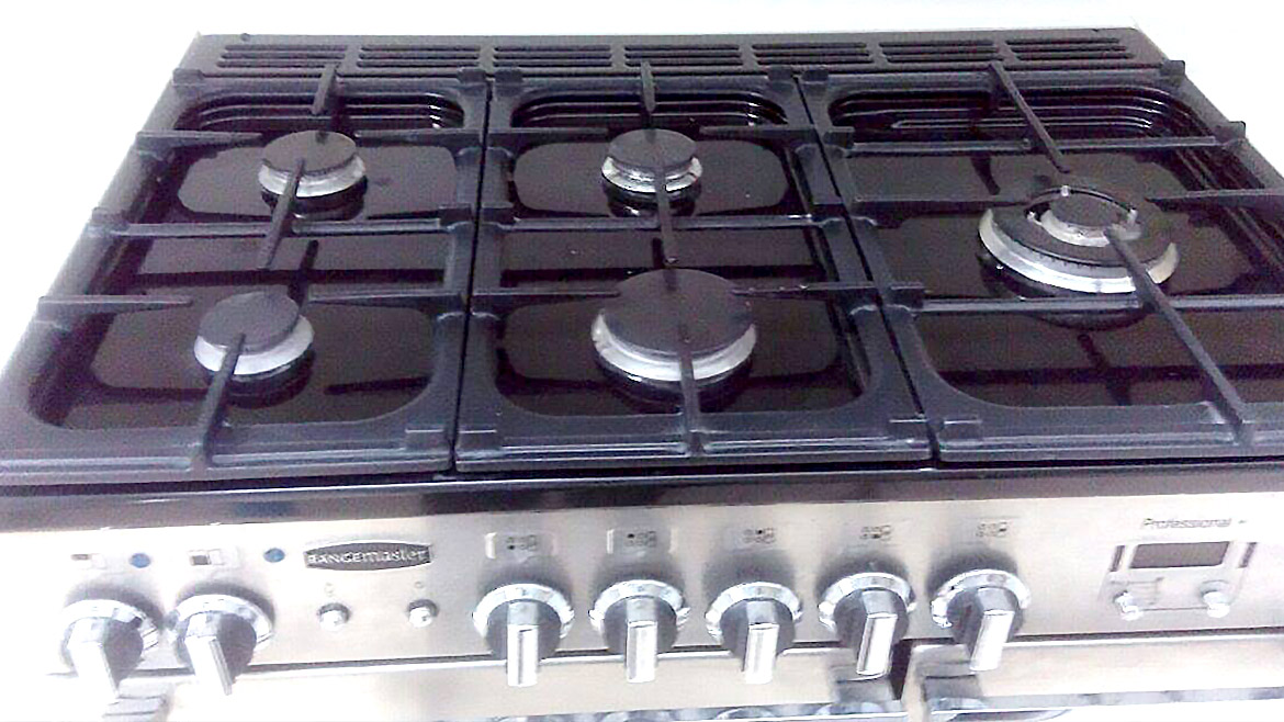 Picture of a gas hob after cleaning